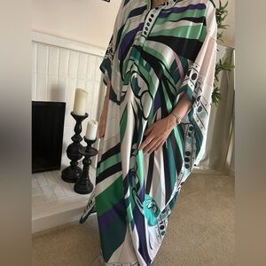 Kaftan in excellent condition one size fits most Arrives